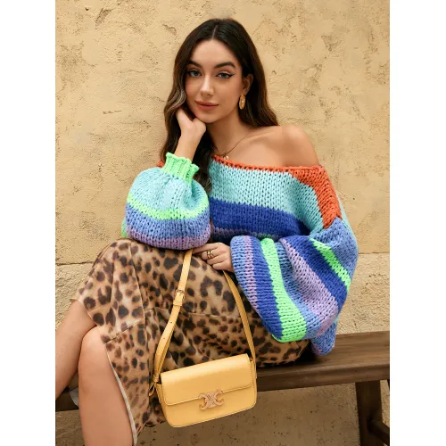 Женский вязаный пуловер с открытыми плечами в полоску