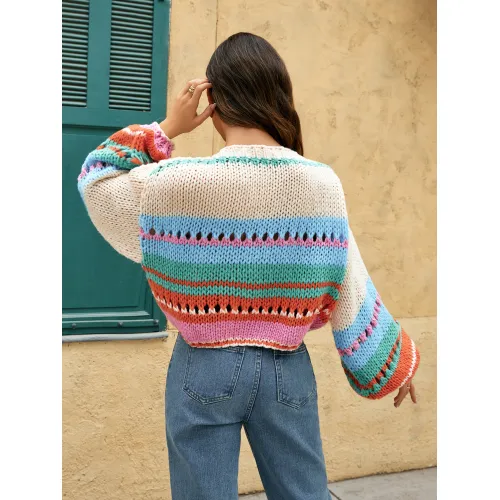 Женский короткий вязаный свитер с круглым воротником