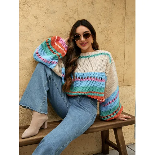 Женский короткий вязаный свитер с круглым вырезом.