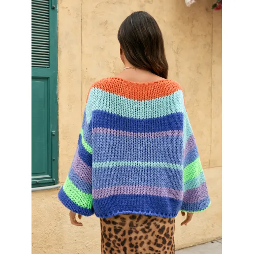 Женский вязаный пуловер с открытыми плечами в полоску