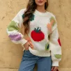 Белый вязаный свитер с круглым вырезом и фруктовым узором