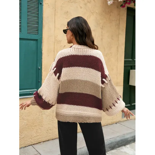 Женский вязаный кардиган с завязками.