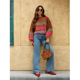 Цветной пуловер с широким вырезом, связанный спицами.