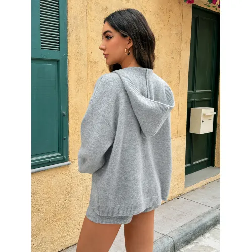 Zestaw szarych swetrów damskich