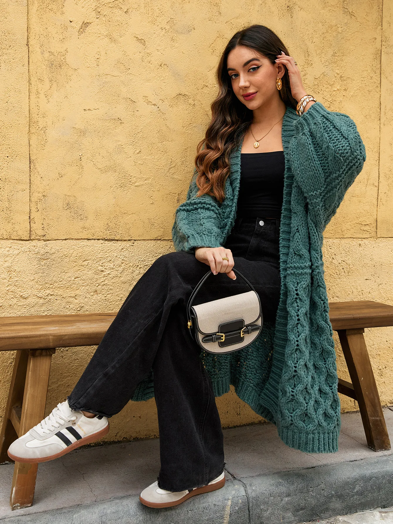 Женский длинный вязаный свитер