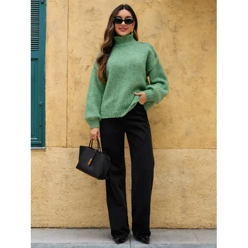 Suéter feminino de gola alta em azul claro.