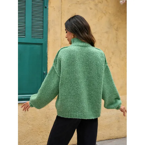 Suéter feminino de gola alta azul claro.