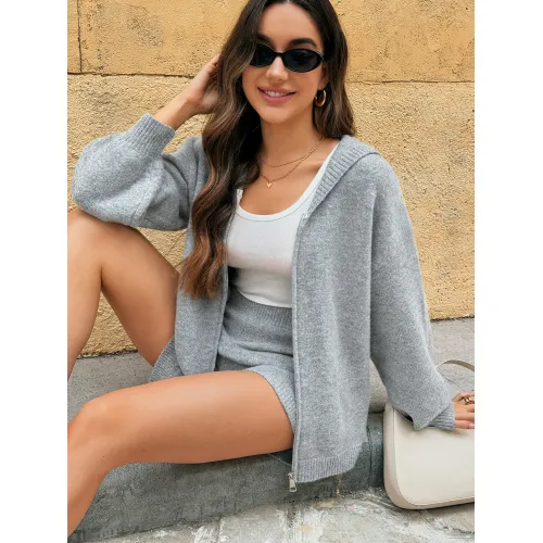 Zestaw szarych swetrów damskich