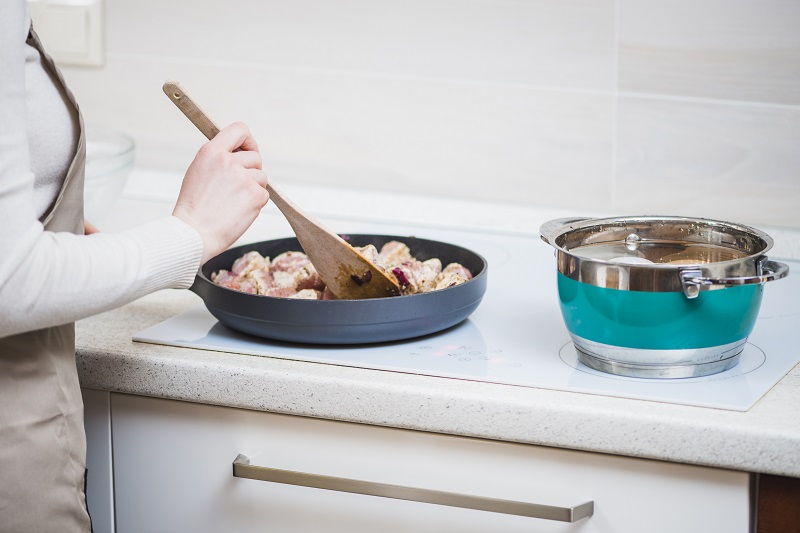 Induction Cooktop vs. Ceramic Cooktop: Energy Efficiency with Their Own Strengths