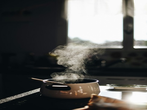 Induction Cooktops vs. Ceramic Cooktops: Which Is the Better Choice for Your Customers?