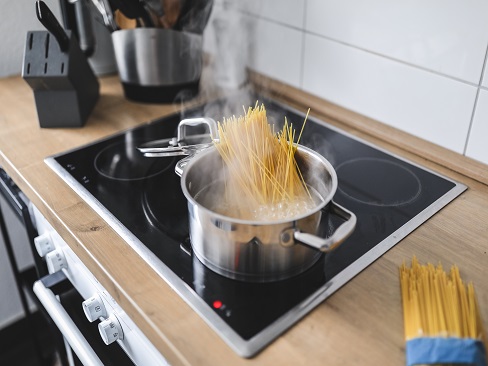 Induction Cooktop vs. Ceramic Cooktop: Energy Efficiency with Their Own Strengths