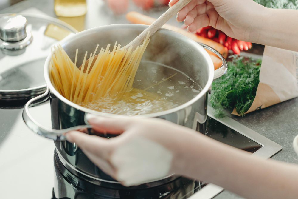 Comparison of Cooking Performance and Market Positioning Between Induction Cookers and Ceramic Cooktops
