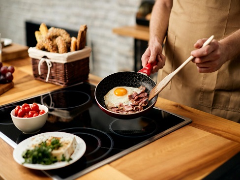 Comparison of Cooking Performance and Market Positioning Between Induction Cookers and Ceramic Cooktops