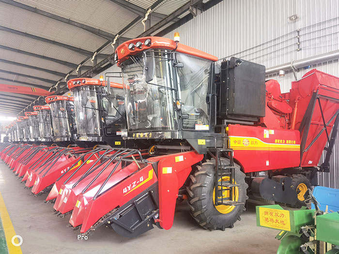 Four rows corn harvester