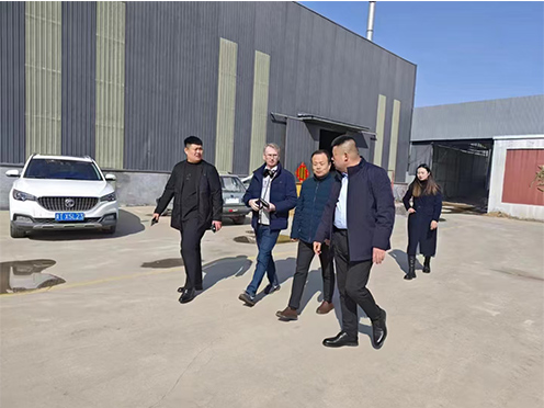 Foreign customers visit the Kaiyue factory.