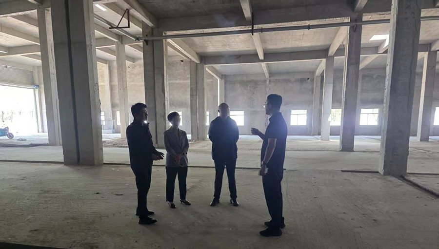 The County Leaders Inspected the New Factory Building of Huayihanzhong Super Factory