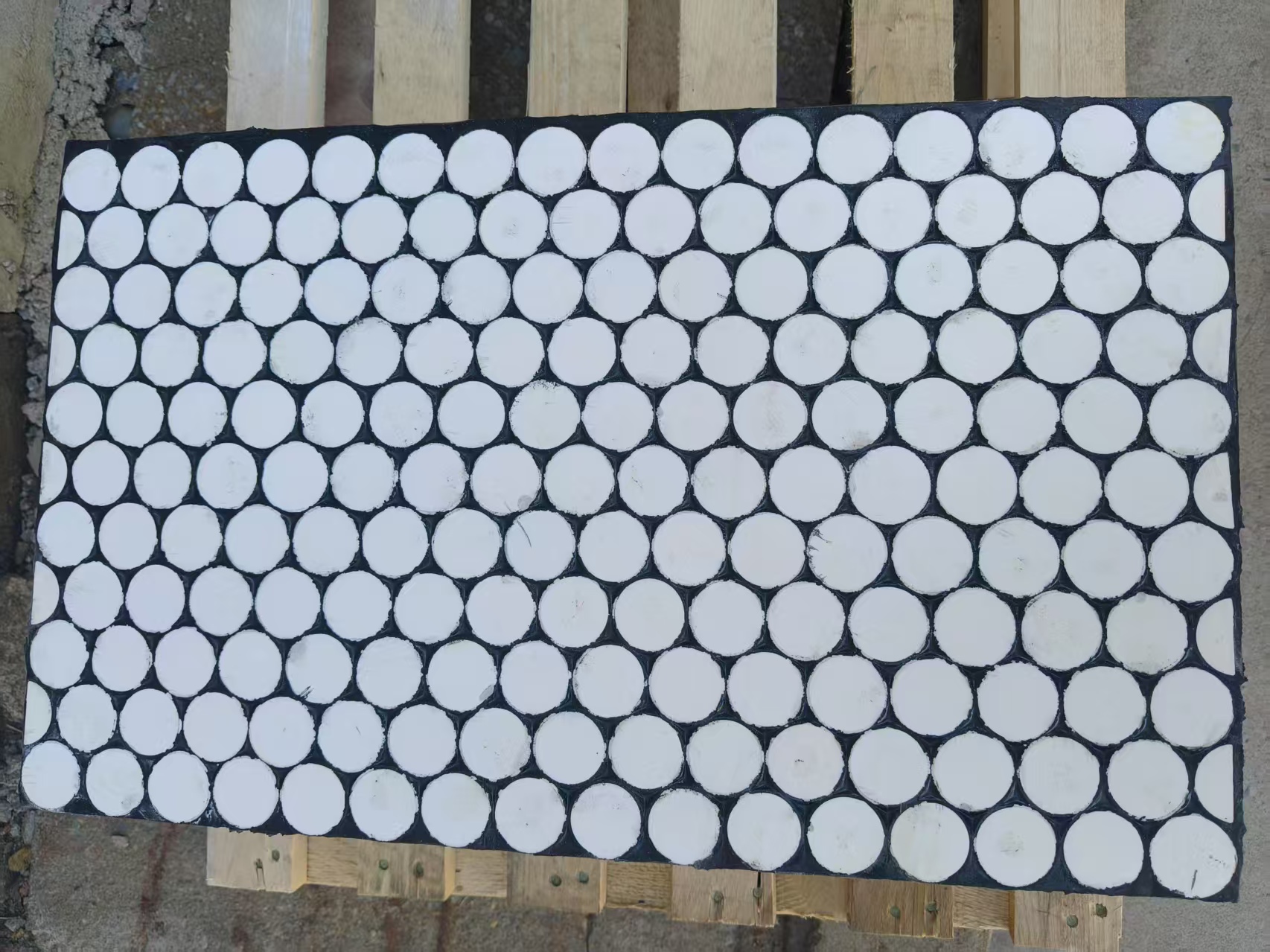 What is the function of diamond-shaped steel plate rubber ceramic 3-in-1 wear-resistant ceramic liner?