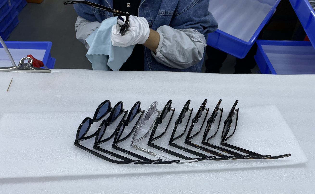 How to Choose the Best Custom Eyewear Manufacturer?