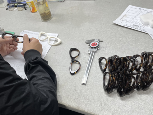 What Are the Advantages of Working with a Custom Eyeglass Frames Manufacturer?
