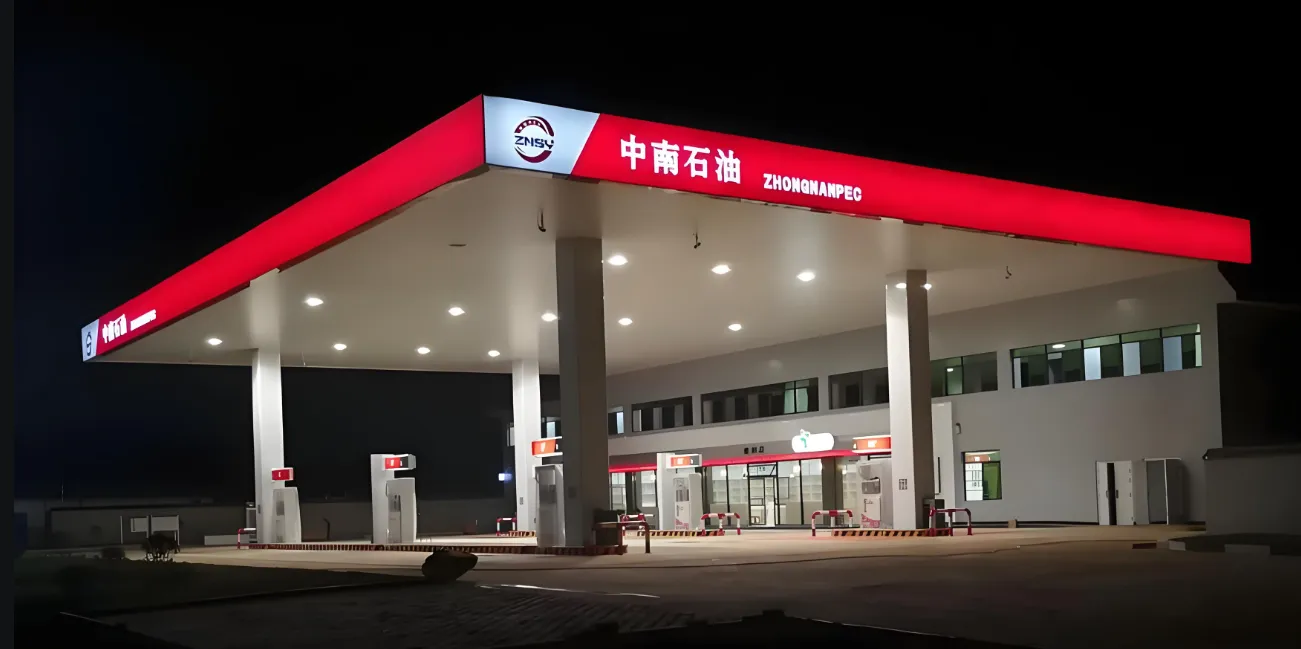 Éclairage de la station-service