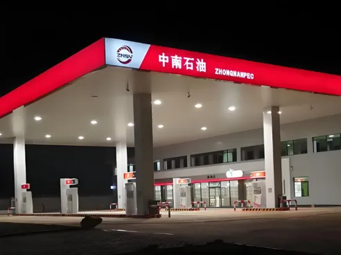 Éclairage de la station-service