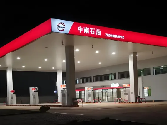 Éclairage de la station-service