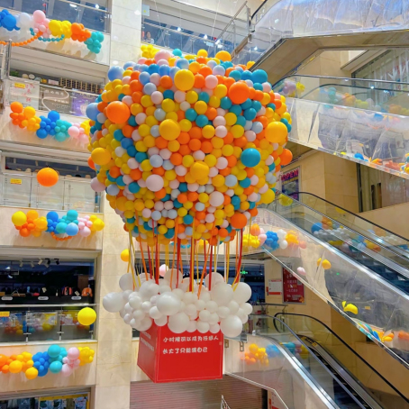 A giant â€œhot air balloonâ€ appears in Huiyou Mall, which is actually made of latex balloons!