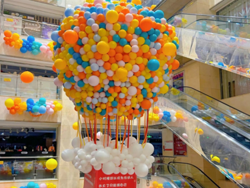 A giant “hot air balloon” appears in Huiyou Mall