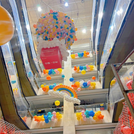 A giant â€œhot air balloonâ€ appears in Huiyou Mall, which is actually made of latex balloons!