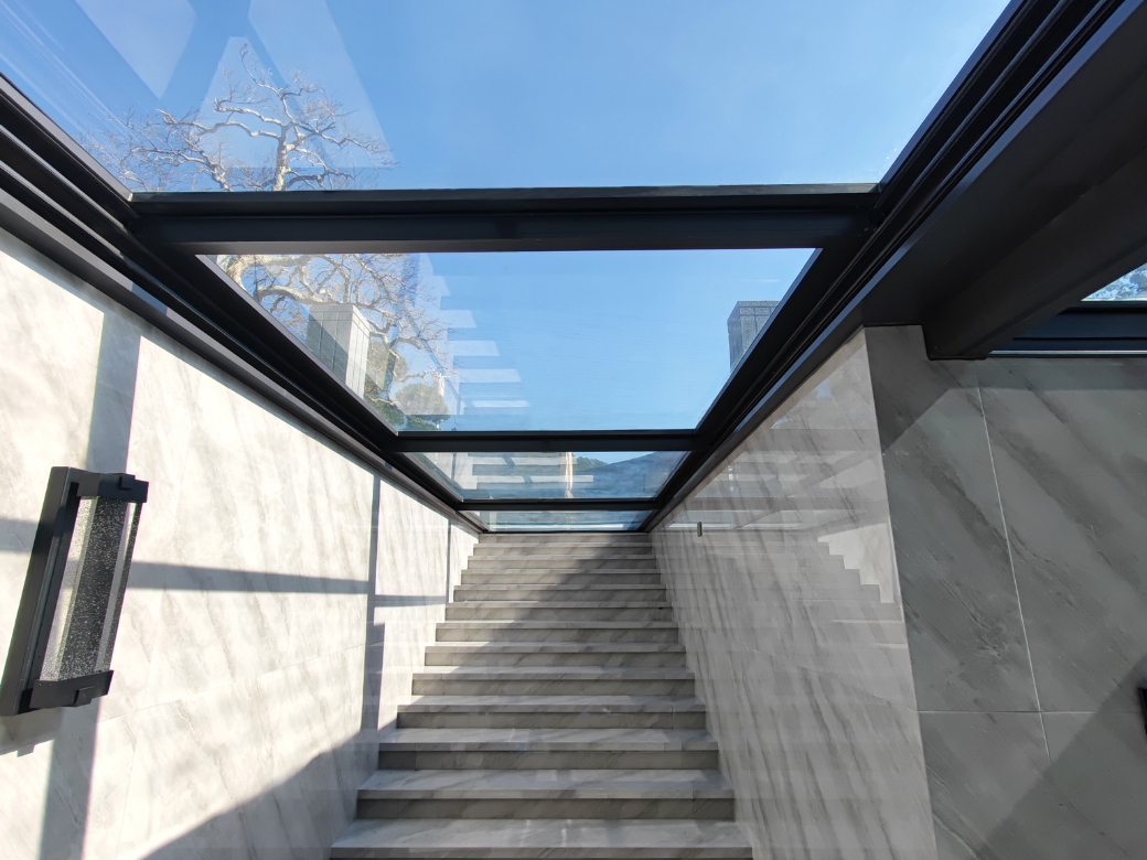 Quel est le coût d'un puits de lumière pyramidale sur mesure ?
