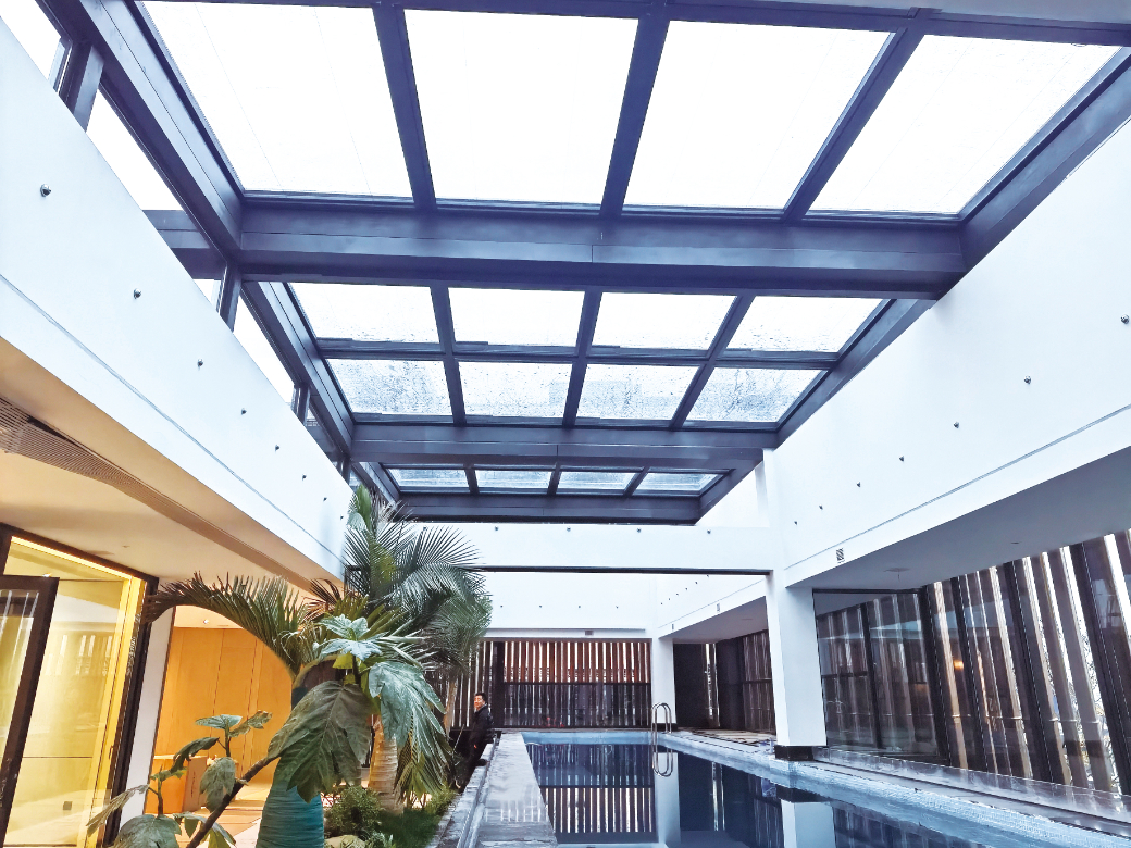 Comment choisir la taille idéale d'un puits de lumière pyramidal pour un atrium commercial