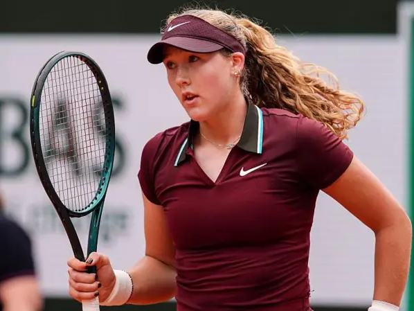 Mirra Andreeva Battles Early Wake-Up to Reach Second Round at French Open