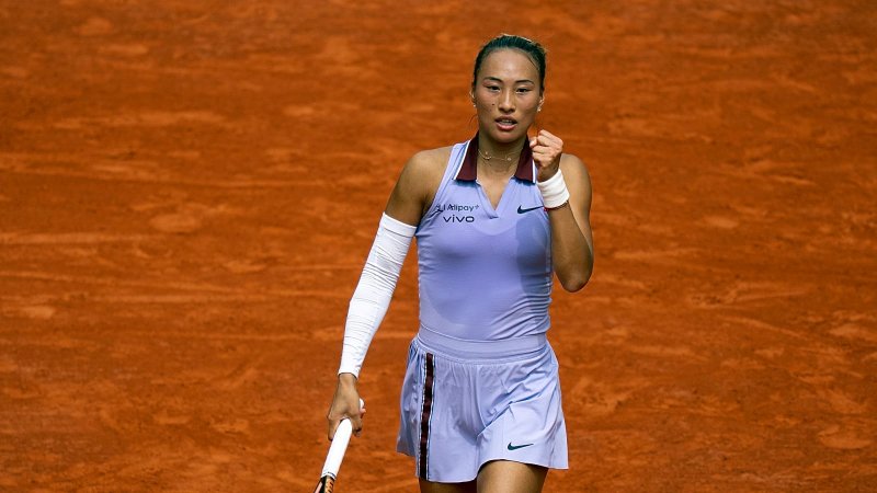 Zheng Qinwen Battles into French Open Quarterfinals with Gritty Win over Samsonova