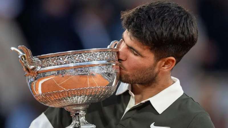 Carlos Alcaraz Defeats Lehecka to Claim Second Queen's Title in London