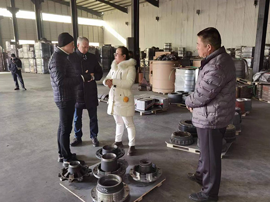 Russian customers who have cooperated with us for ten years visited our factory again