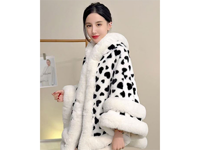Shawl Style Guide: The Perfect Balance of Warmth and Fashion for Autumn and Winter