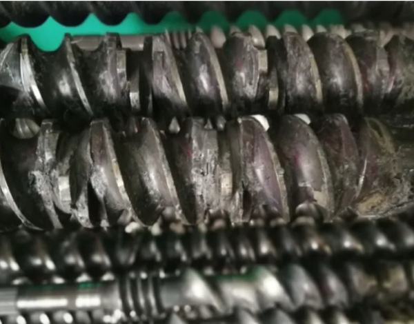 The three most common ways to clean the screw of a twin-screw extruder, which one do you use?