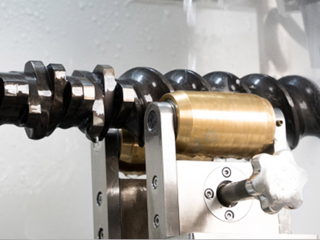 How to disassemble and clean the screw of a twin-screw extruder