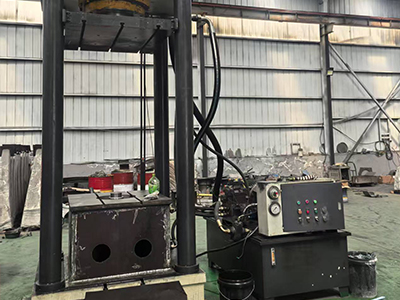 Gaojing dumbbell production hydraulic press installation completed
