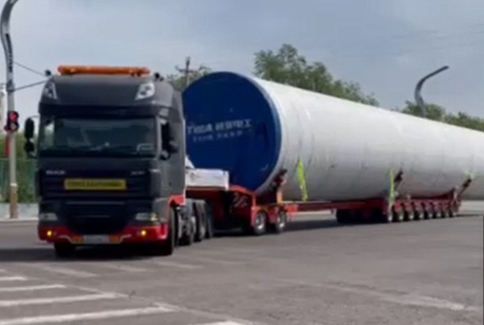 Semi-trailers for wind power transportation are exported to Central Asia.