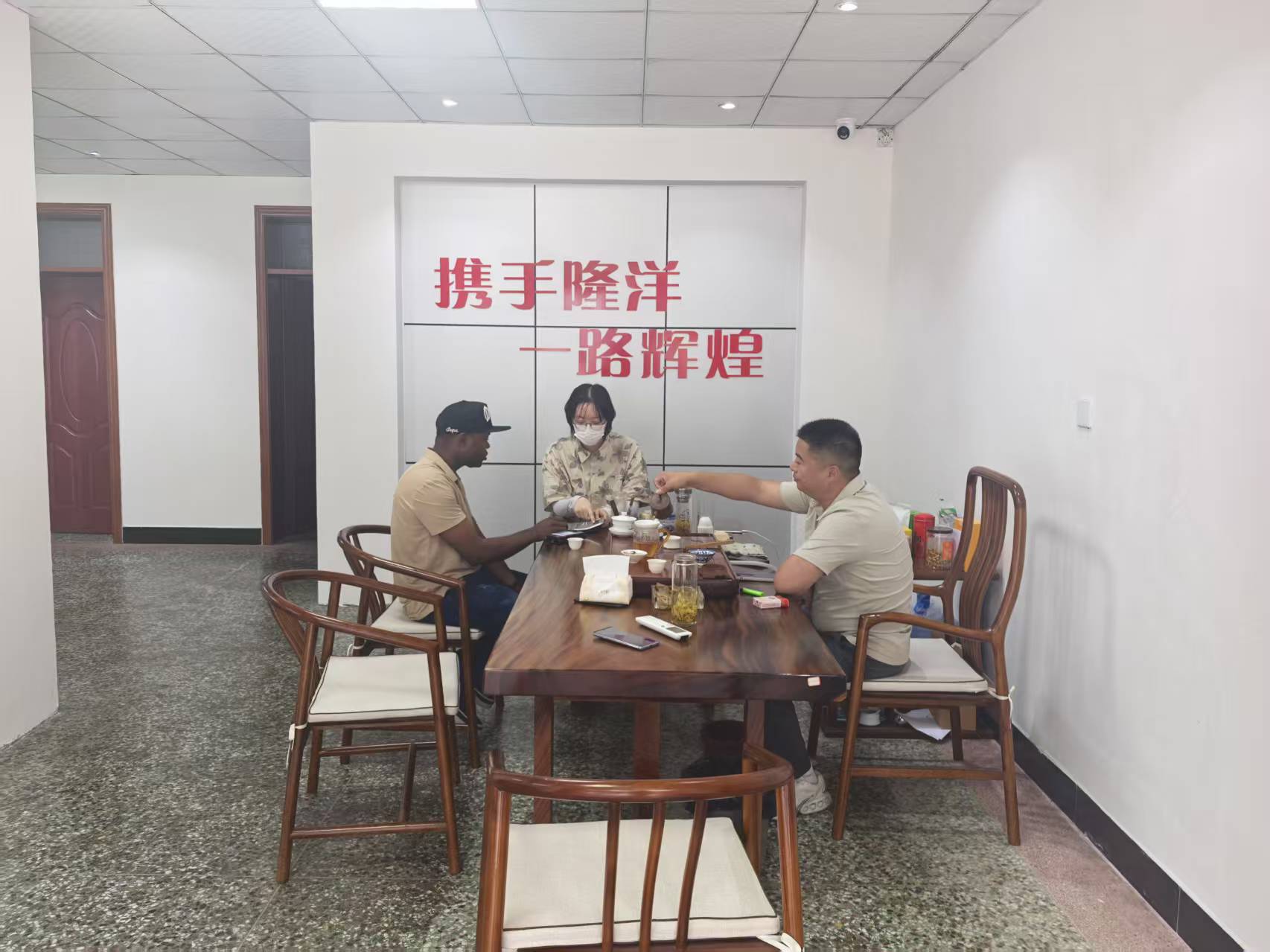 African customers visit Shandong Longyang Automobile Technology Co., Ltd. to discuss the procurement cooperation of dump trucks.