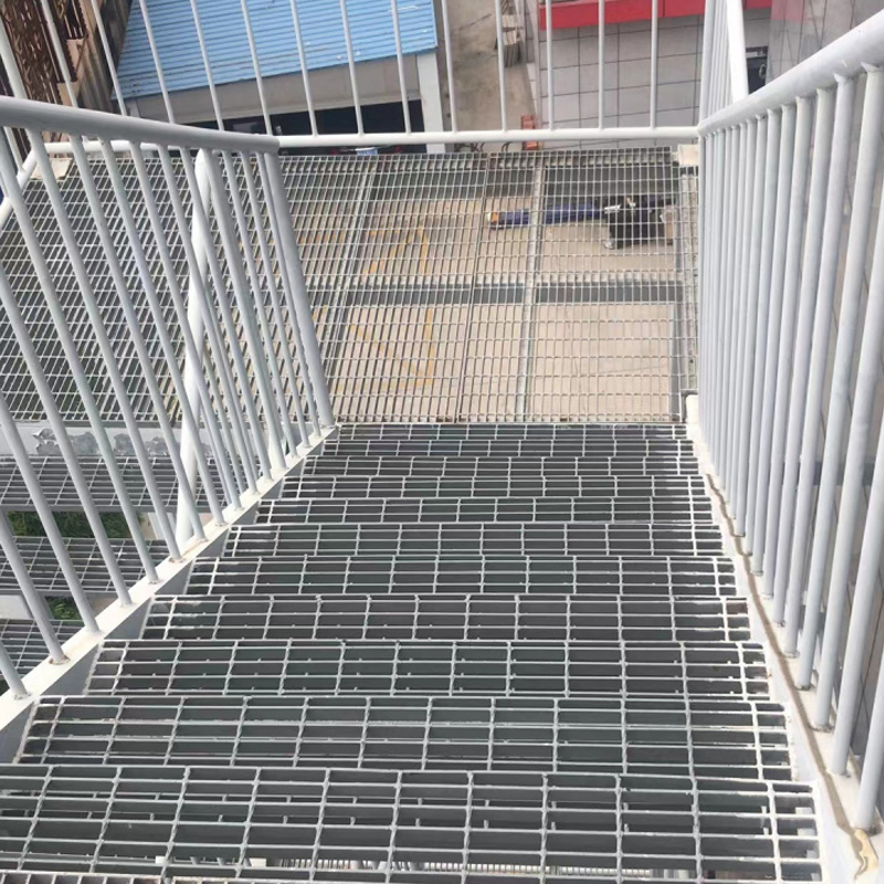 What are the requirements of the shipbuilding industry for steel grating?