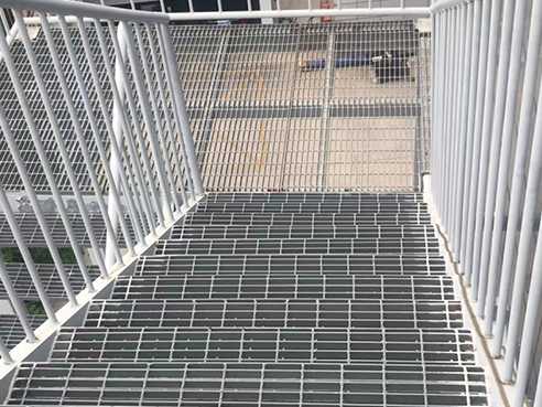 What are the requirements of the shipbuilding industry for steel grating?