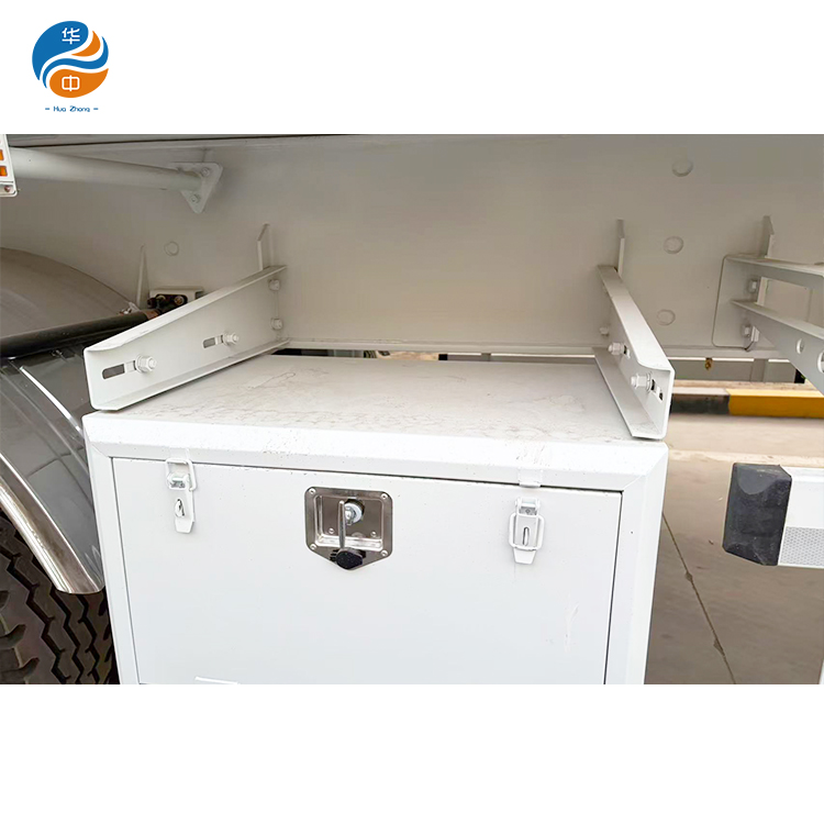 مقطورة نصف مقطورة خلفية ثلاثية المحاور بوزن 70 طن (أوغندا)