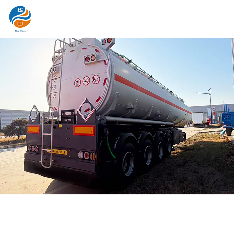 مقطورة صهريج وقود هوو سينوتراك بمحرك 4 محاور HUAZHONG 4000L
