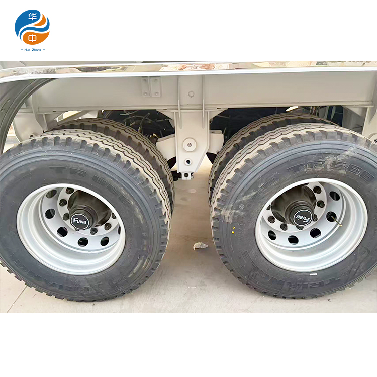 مقطورة نصف مقطورة خلفية ثلاثية المحاور بوزن 70 طن (أوغندا)