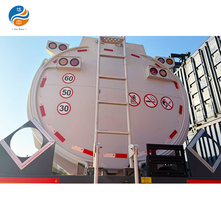 مقطورة صهريج وقود هوو سينوتراك بمحرك 4 محاور HUAZHONG 4000L