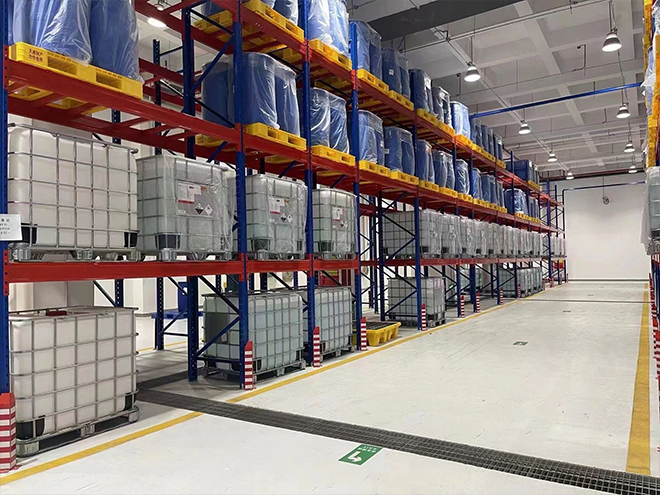 What should be done if hydrofluoric acid leaks?