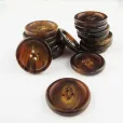 Bruine pakknopen van buffelhoorn met 4 gaten