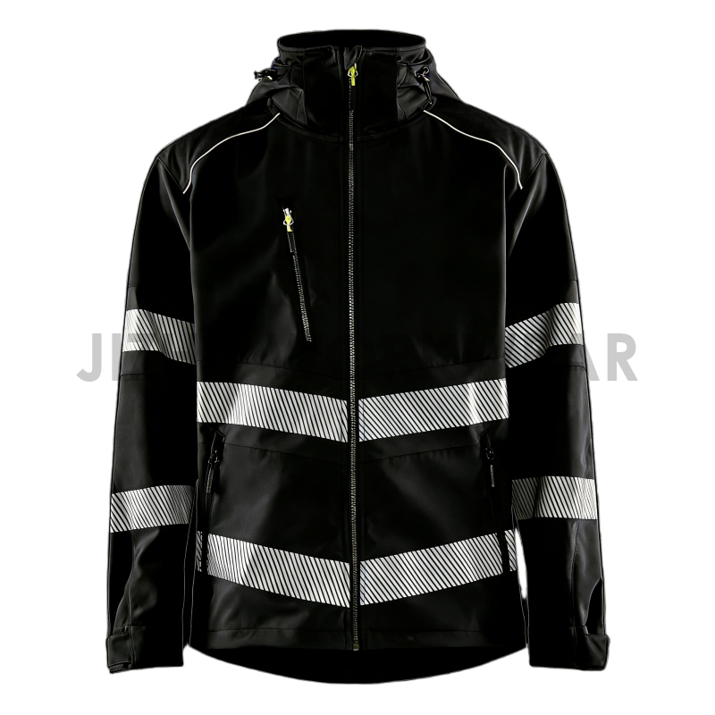 Schwarze Softshelljacke mit reflektierenden Streifen